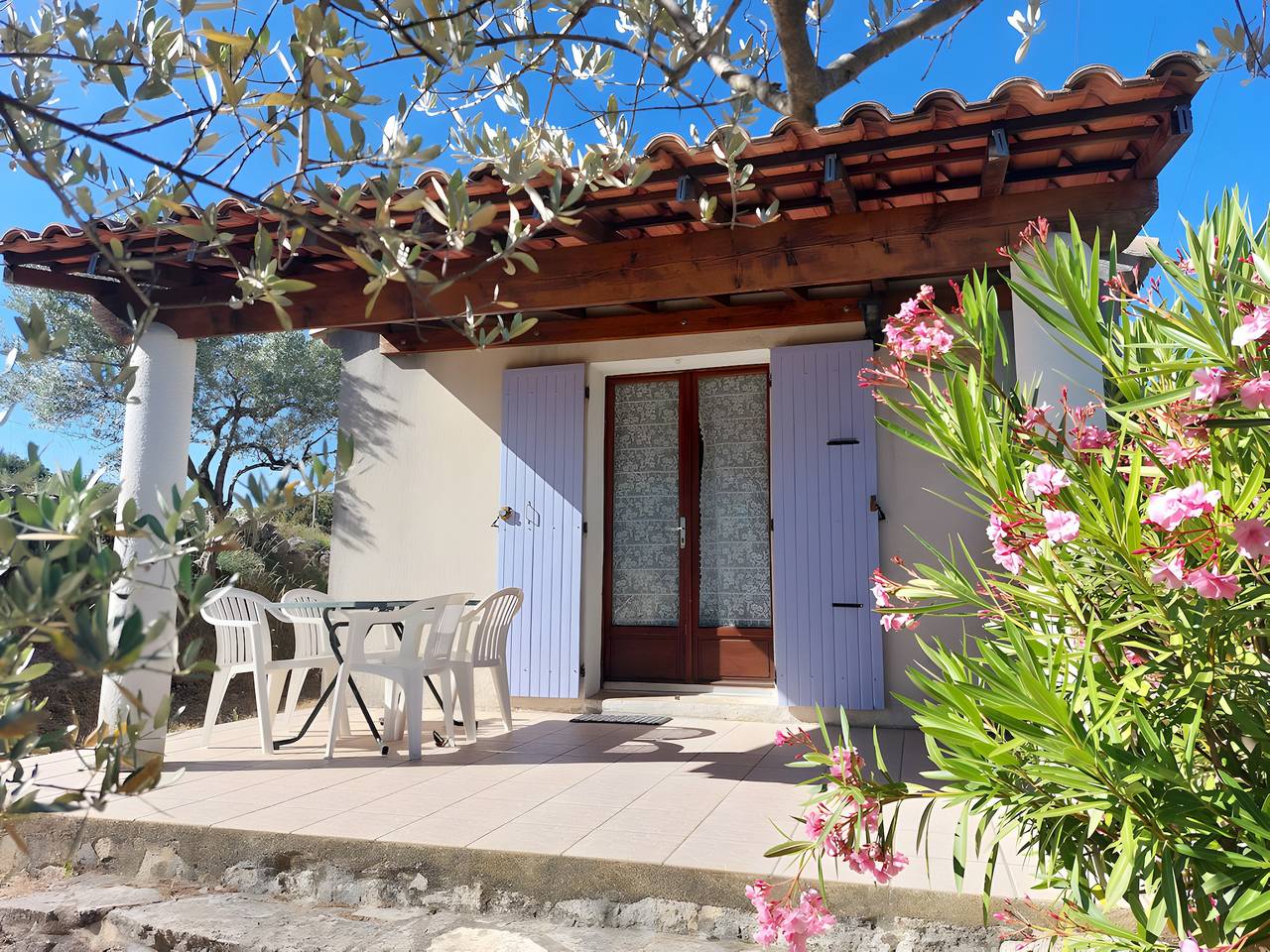 Casa de vacaciones «Le Petit Pin - La Fontinelle» con vistas a la montaña in Bessas, Ardèche