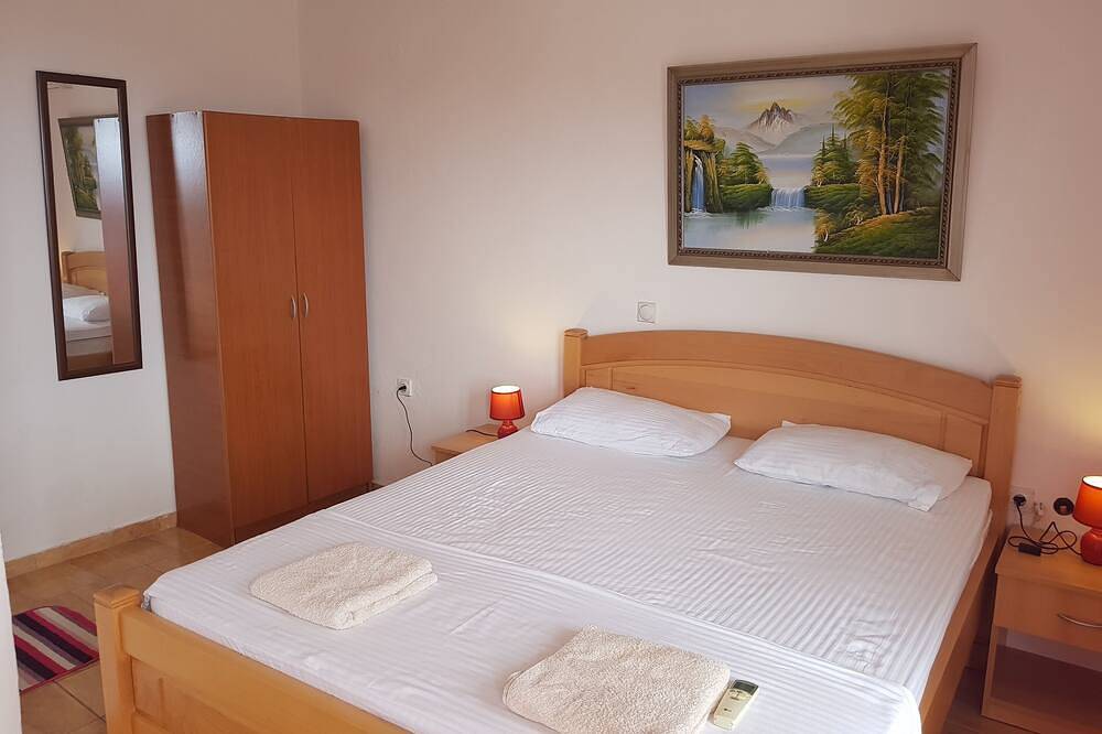 Connected 2 double studios with sea view in Ulcinj, Opština Ulcinj