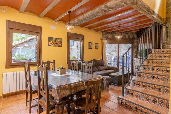 Apartamento entero, Apartamento vacacional "Mossen Batista Faig" con vistas a la montaña, terraza privada y Wi-Fi in Sarroca de Bellera, Pirineo Catalan