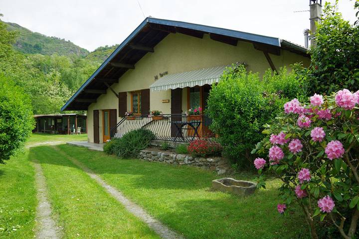 Gîte pour 8 personnes, avec terrasse et jardin, animaux acceptés dans l' Ariège