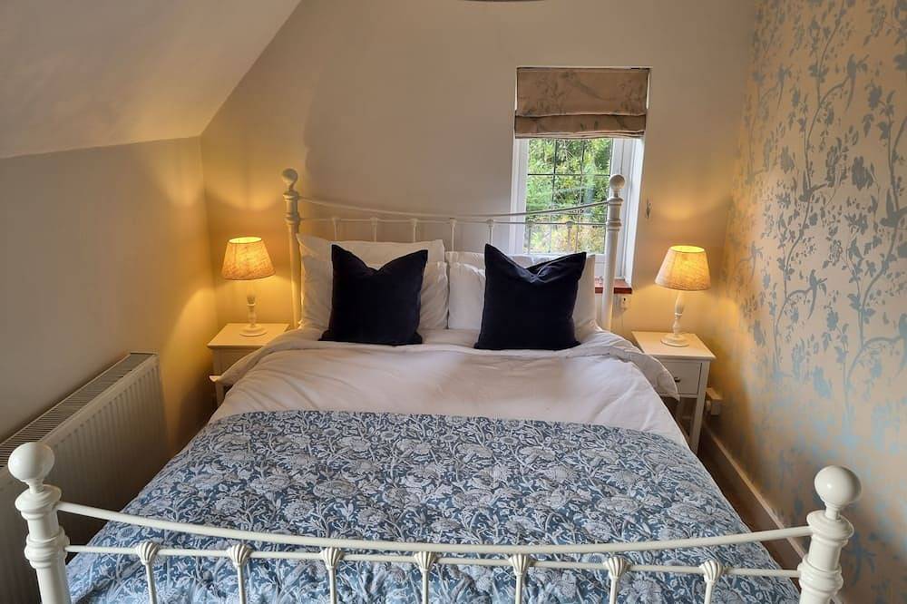 5 Star, Cosy, characterful thatch cottage in a designated area of natural beauty in Brighstone, Isla de Wight