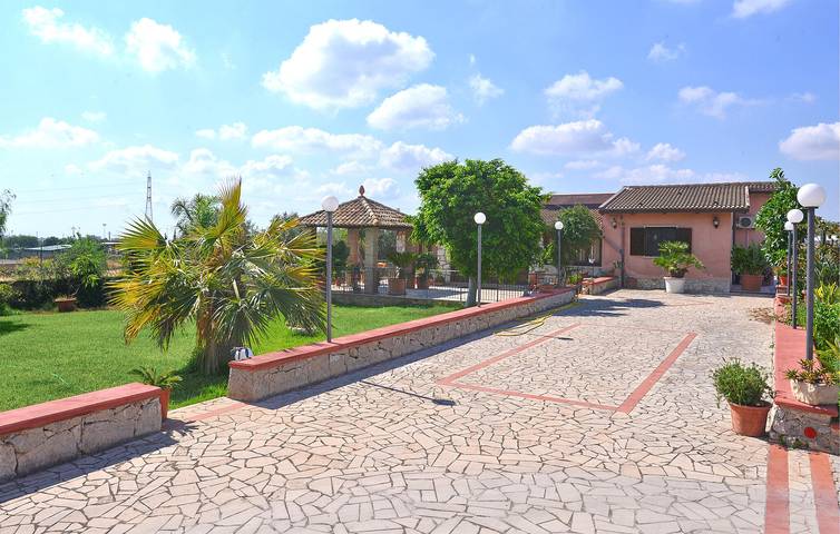 Accogliente appartamento 2BR | Solarino 2km | Parcheggio, piscina & WiFi in Solarino, Siracusa e dintorni