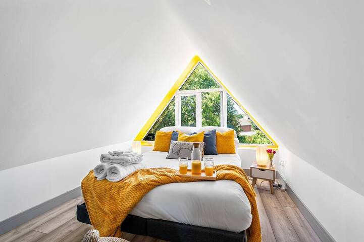 Entire apartment, Cozy 2-Bed Attic | 5 Mins to Bhx Airport & Nec in Solihull, Birmingham Area