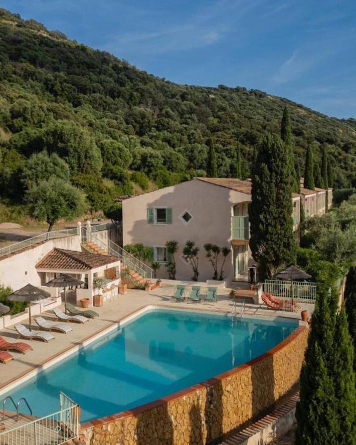 Location de vacances pour 4 personnes, avec piscine ainsi que vue et jardin à Cargèse - 2