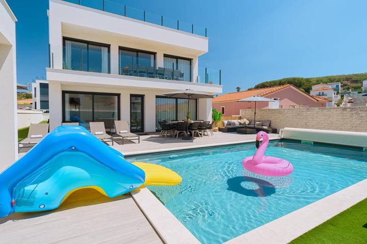 Ferienhaus für 12 Personen, mit Balkon und Whirlpool sowie Terrasse und Garten