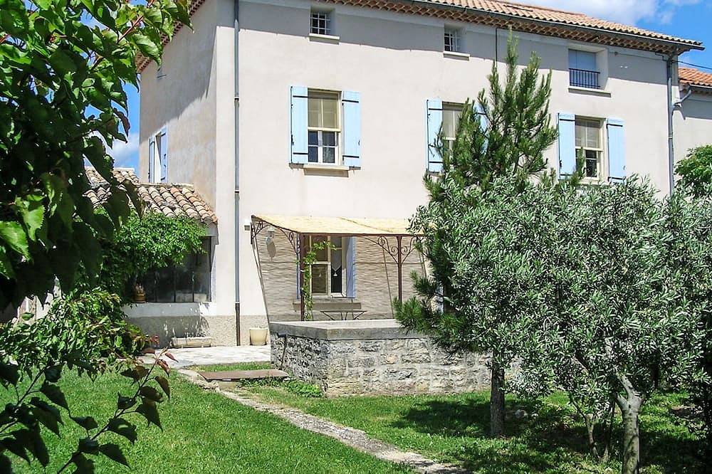 Mas entre Avignon, le Luberon et le Mont Ventoux, 10 couchages, piscine, jardin in Caromb, Parc naturel régional du Mont-Ventoux