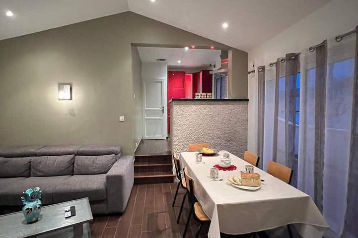 Vakantiehuis voor 6 personen, with zwembad and balkon as well as tuin in Brem-sur-Mer