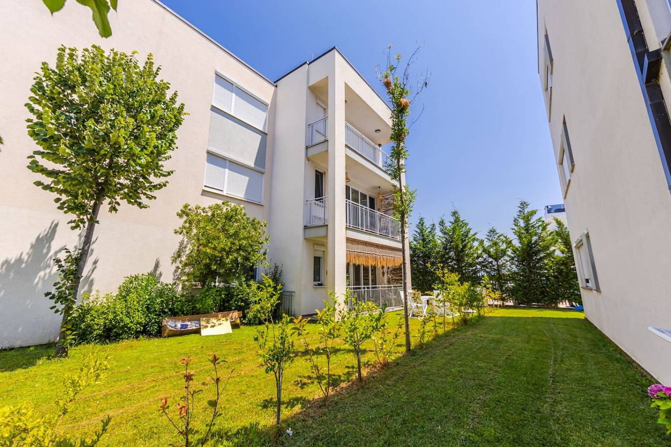 Ganze Wohnung, Ferienwohnung für 5 Personen mit Pool in Shënkoll, Lezhë