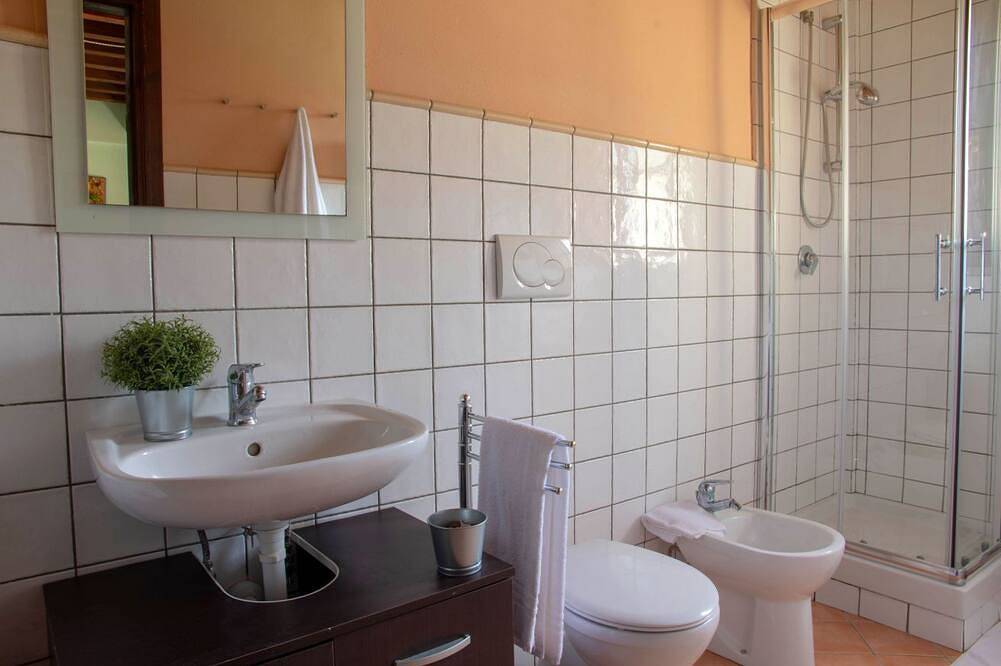 Ganze Wohnung, Wohnung im ersten Stock von etwa 50 Quadratmetern ein Schlafzimmer, ein Bad mit Dusche für 4 Personen in Gambassi Terme, Florenz Provinz