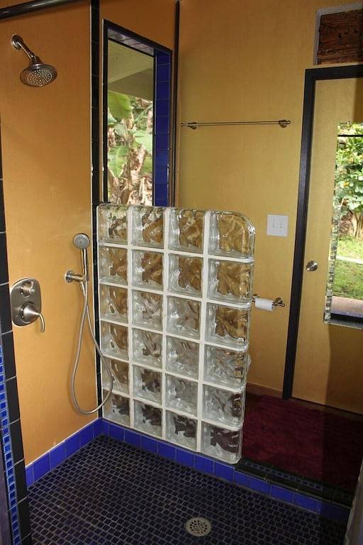 Schlechtes Wetter und tropische Brise, Inselstil, grüne Umgebung, Fülle in Kehena Beach, Kehena