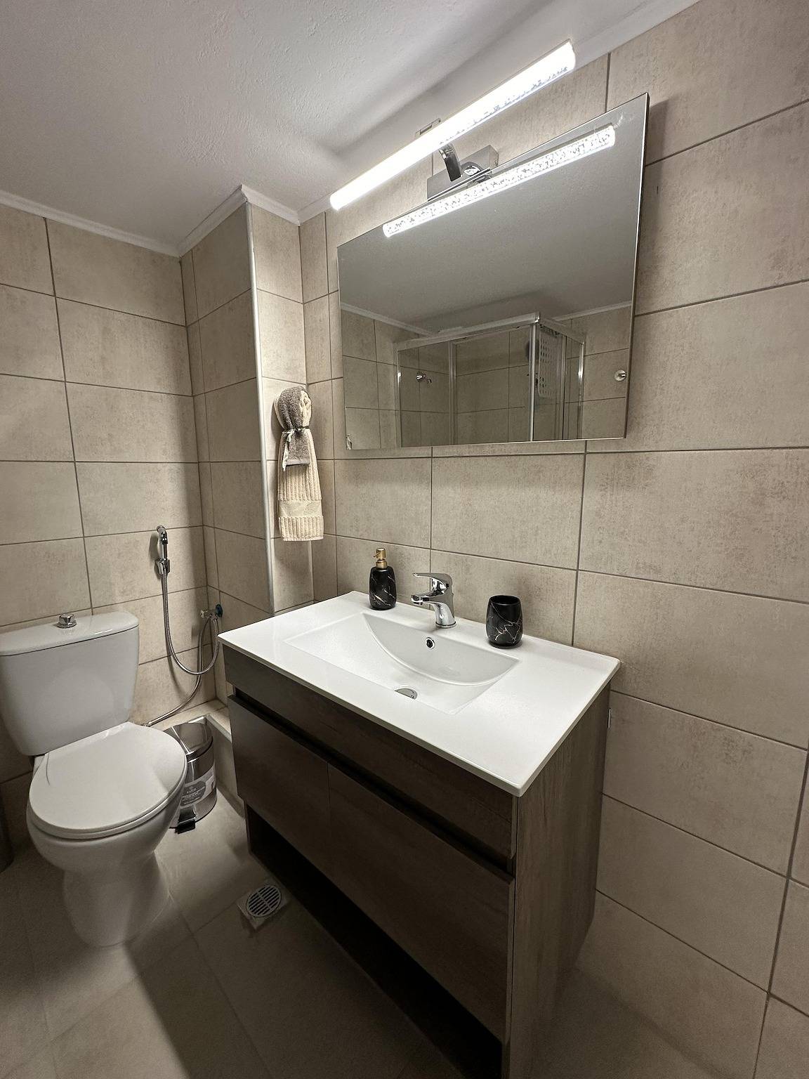 Apartamento vacacional entero, Apartamento de vacaciones para 4 personas con vistas al mar in El Pireo, Región de Costa Sur de Ática