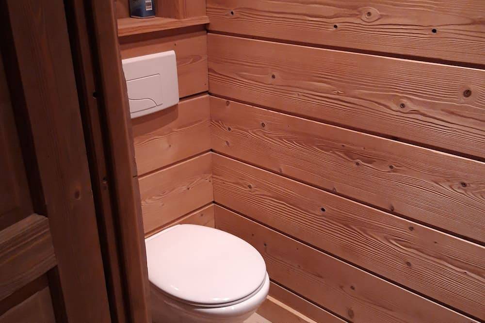 Chalet 2-3 pers., balcony, parking lot, ski lift 1.5km, bus 50m, train ski areas 850m in Vallorcine, Bonneville region