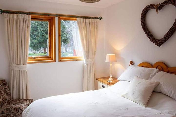 Beautiful 2 bed cottage, peaceful location in Scottish Highlands; pet friendly in Boat of Garten, Cairngorms National Park