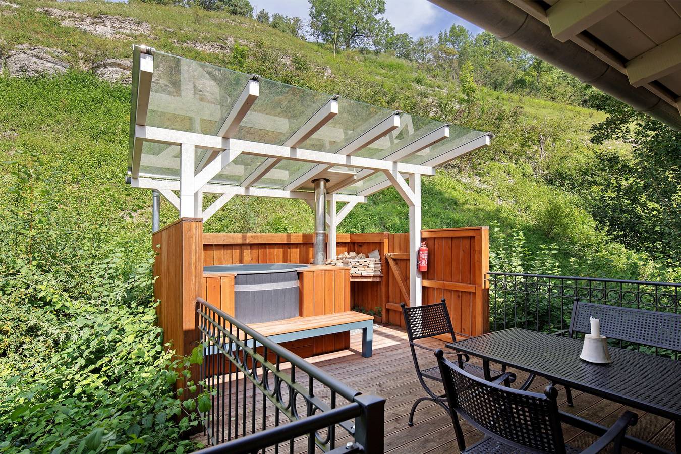 Ganze Wohnung, "Ferienhaus Das Große Paradies“ mit Sauna, Garten, Hottube und Wlan in absoluter Traumlage in Hessisches Bergland