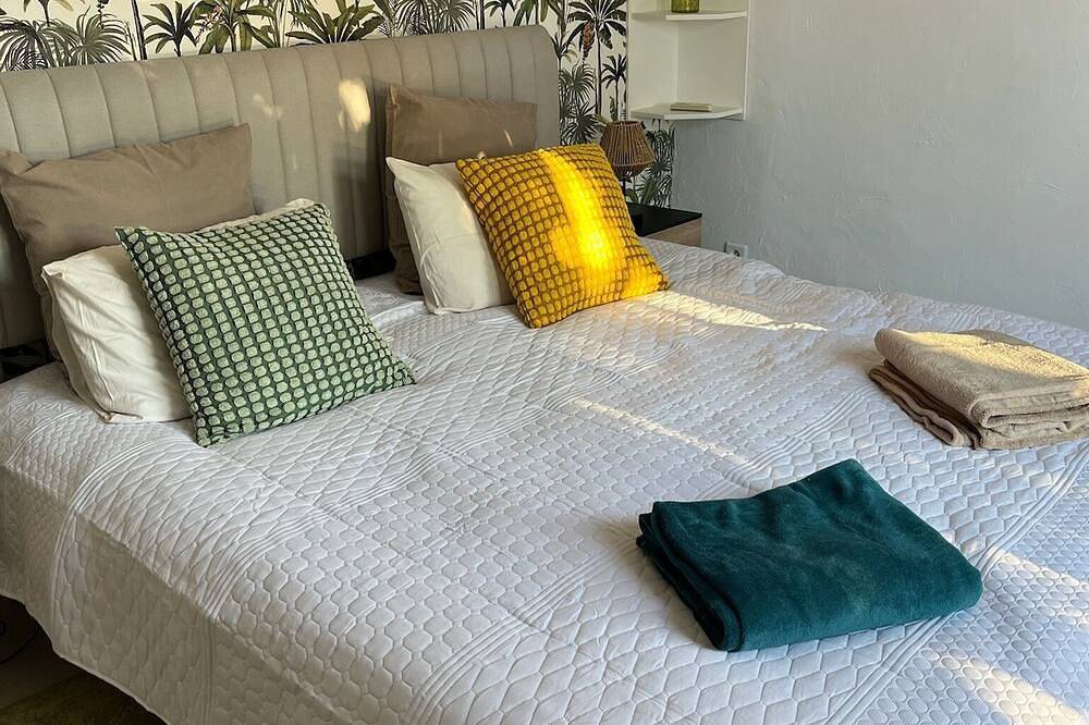 Immerse yourself in a Provencal getaway in this delightful, fully-equipped room. in Sanary-sur-Mer, Toulon Region