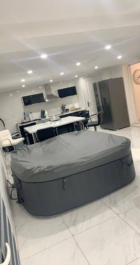 Location de vacances pour 5 personnes, avec Terrasse ainsi que Piscine et Vue à Chassagny