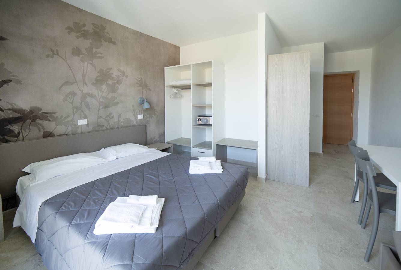 Appartamento intero, Junior Suite 2 con piscina condivisa e balcone in Manerba del Garda, Prealpi Gardesane