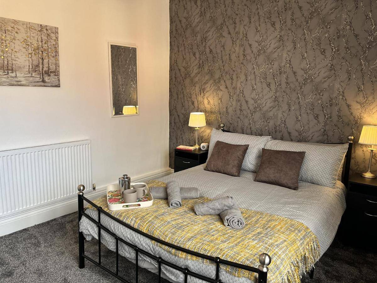 Entire apartment, Three-Bedroom House in Wigan, Greater Manchester
