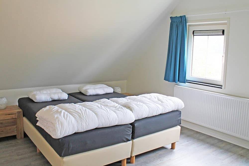 With its 4 bedrooms, this property can accommodate 8 people. in Breskens, Zeeuwse Kust
