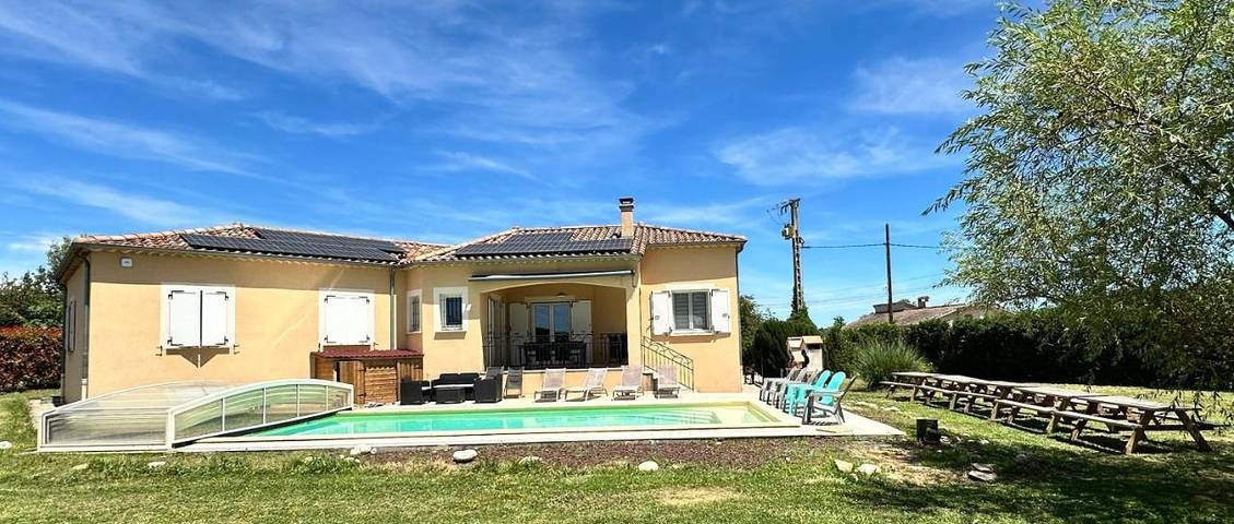 Location de vacances pour 34 personnes, avec vue et sauna ainsi que terrasse et piscine, animaux acceptés à Lablachère