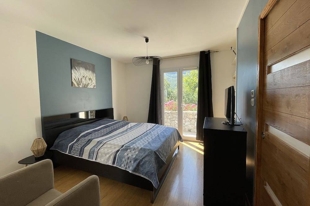 Charming single-storey villa, quiet location with swimming pool, shaded dining area in Rochessauve, Privas