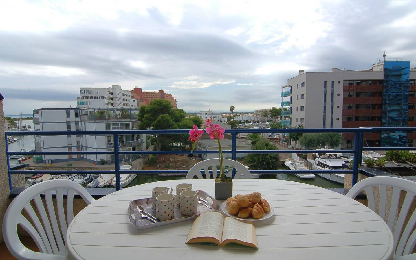 Apartamento entero, ¡Encantador apartamento en alquiler en Roses, Costa Brava! A 400 metros de la playa, capacidad para 4 personas. ¡Reserva ahora! in Santa Margarida, Roses