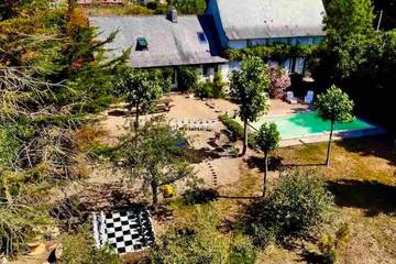 Gîte pour 14 personnes, avec piscine et vue sur le lac ainsi que vue et jardin, animaux acceptés à Belligné