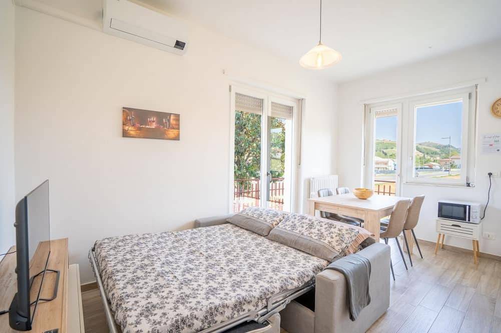 [Privater Parkplatz] mit Blick auf den Berg in Alba, Langhe