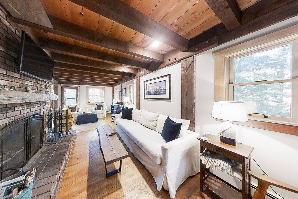 Appalachee Pond Waterfront Cottage | Decks, Sunroom, Dock with Kayaks & Canoe in Boothbay Harbor, Lincoln County (Maine)