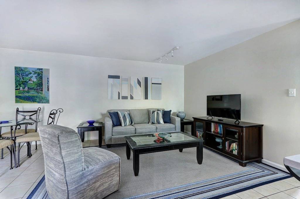 Ganze Wohnung, Cozy Modern Apartment w/ Patio Off - Dog-Friendly! in Savannah, Chatham County