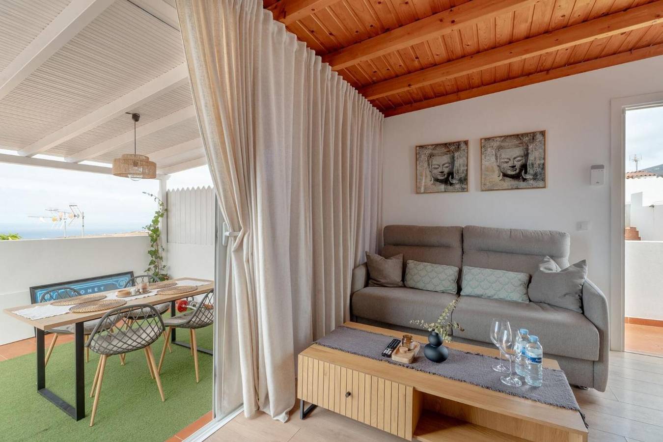 Apartamento entero, Apartamento vacacional 'Ático con barbacoa y terraza' con vistas al mar, terraza privada y Wi-Fi in Fañabé, Adeje