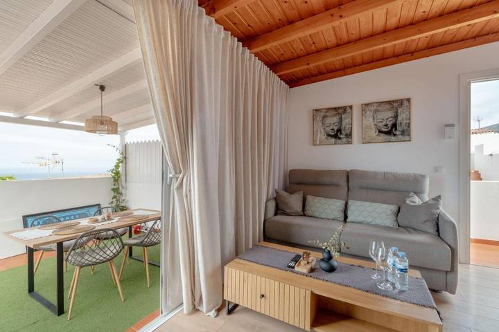 Apartamento inteiro, Apartamento de Férias 'Ático com Barbecue e Terraço' com Vista Mar, Terraço Privado e Wi-Fi in Fañabé, Adeje