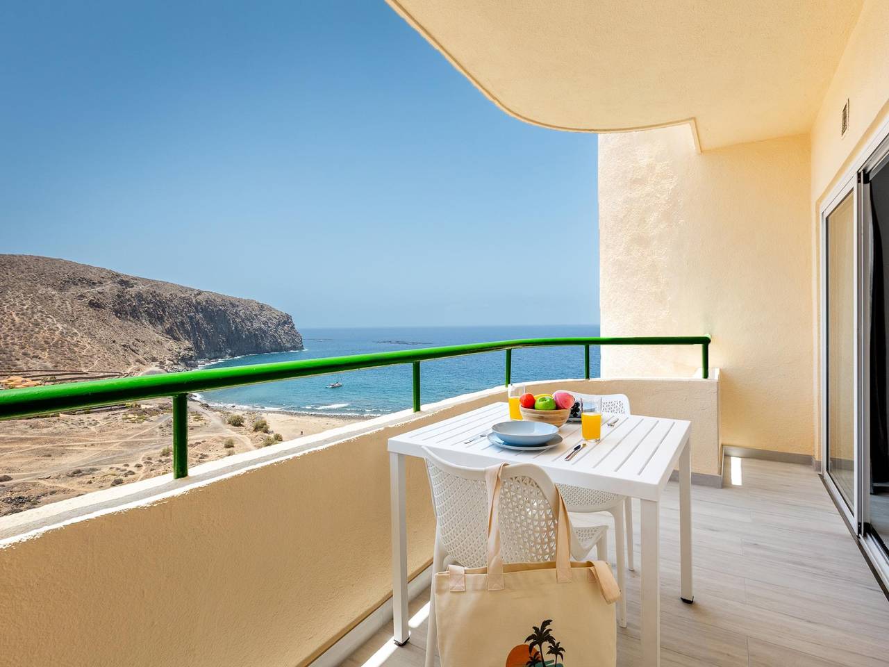 Ganze Ferienwohnung, 31 Los Cristianos direkt am Meer, Schwimmbad, kostenloses Wifi in Los Cristianos, Arona