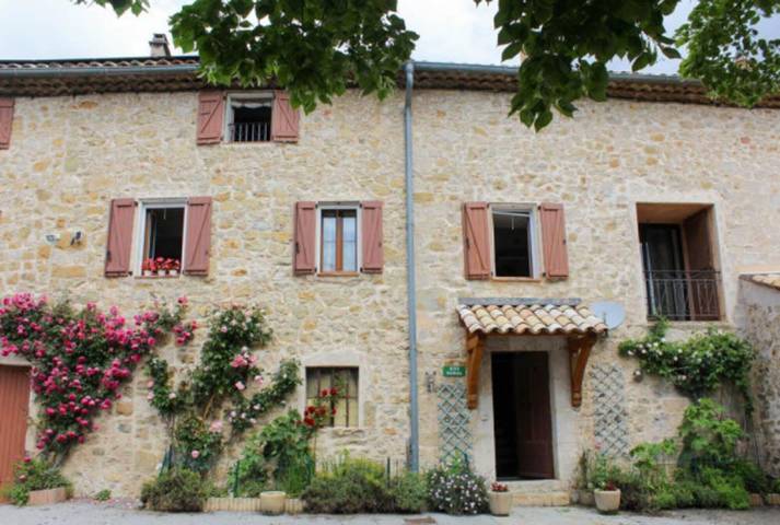 Location de vacances pour 5 personnes, avec jardin, animaux acceptés à Peyroules