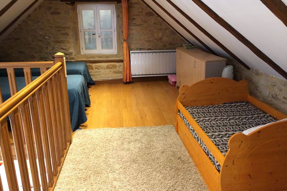 Gîte indépendant 4-6 personnes avec piscine partagée in Castelnau-de-Mandailles, Parc naturel régional de l'Aubrac