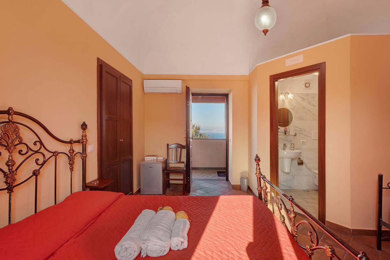 Ganze Wohnung, Ferienhaus 'Camera Limone Con Vista Mare' mit Meerblick, Wi-Fi und Klimaanlage in Vico Equense, Sorrento Coast