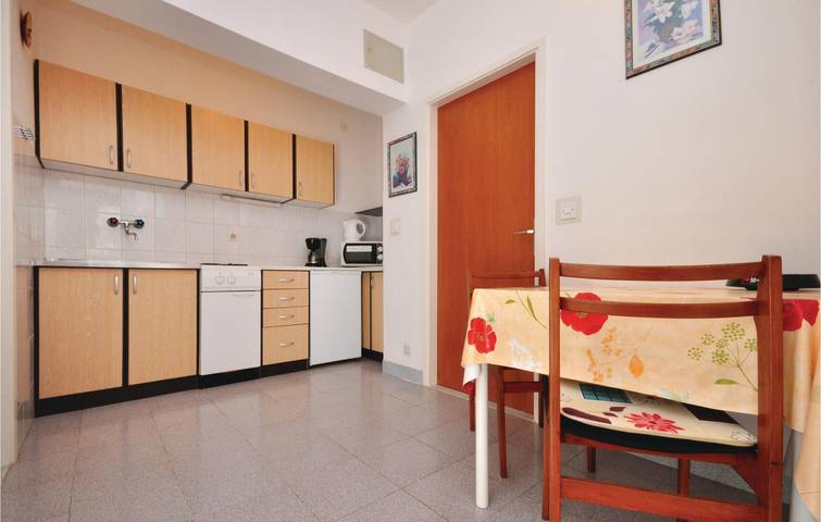 Ganze Ferienwohnung, Gemütliche Ferienwohnung mit Terrasse, Parkplatz und 2 km Entfernung zum Strand in Stanici, Omis-Riviera