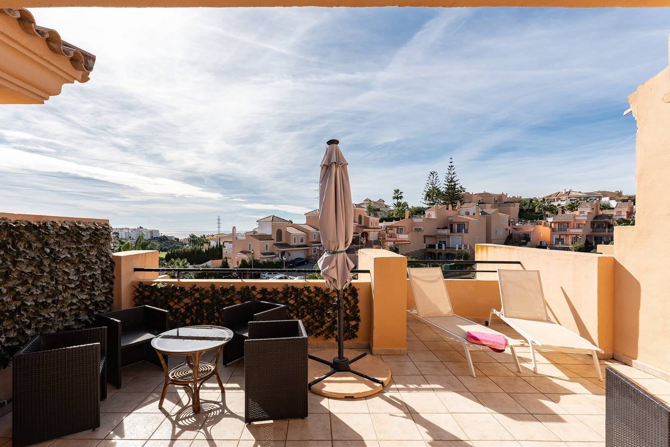 Appartement entier, Appartement de vacances "Penthouse 3-Bedroom Duplex" avec vue sur la mer, piscine partagée et Wi-Fi in Riviera del Sol, Mijas
