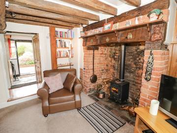 Log Cabin for 2 People in Harvington, Heart of England, Photo 4