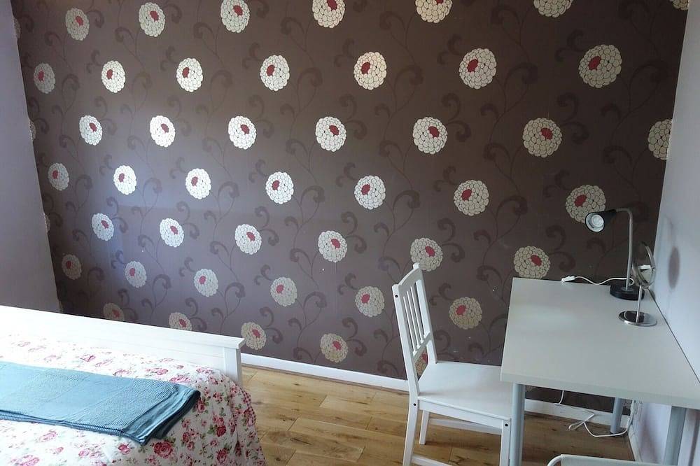 Entire apartment, New Cosy 2 Bedroom Flat - Englefield Green in Thorpe Park, Surrey