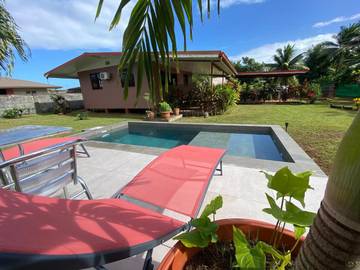 Gîte pour 4 personnes, avec jardin ainsi que terrasse et piscine dans Taravao