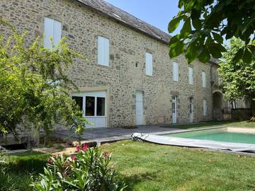 Gîte pour 15 personnes, avec terrasse et piscine à Alvignac