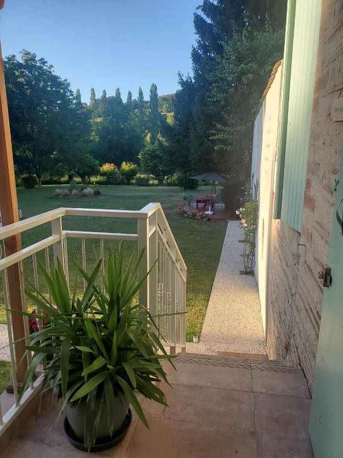 Location de vacances pour 8 personnes, avec piscine et vue ainsi que jardin et terrasse à Aillas - 4