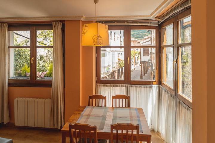 Ganze Wohnung, Ferienwohnung 'Altuzarra' mit Bergblick, privater Terrasse und Wlan in Ezcaray, Valdezcaray