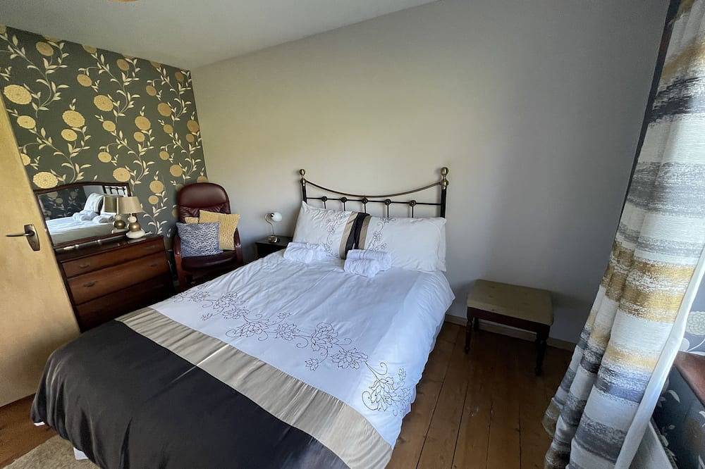 Spacious shore-side bungalow in an exclusive and historic location in Irland