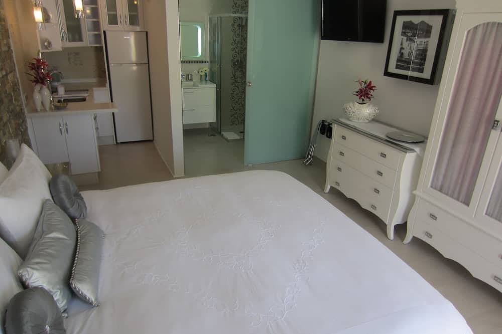 Boutique Bed & Breakfast-Suiten mit Pool, Garten, Wintergarten w / Panorama-Meerblick in Torrequebrada, Benalmádena