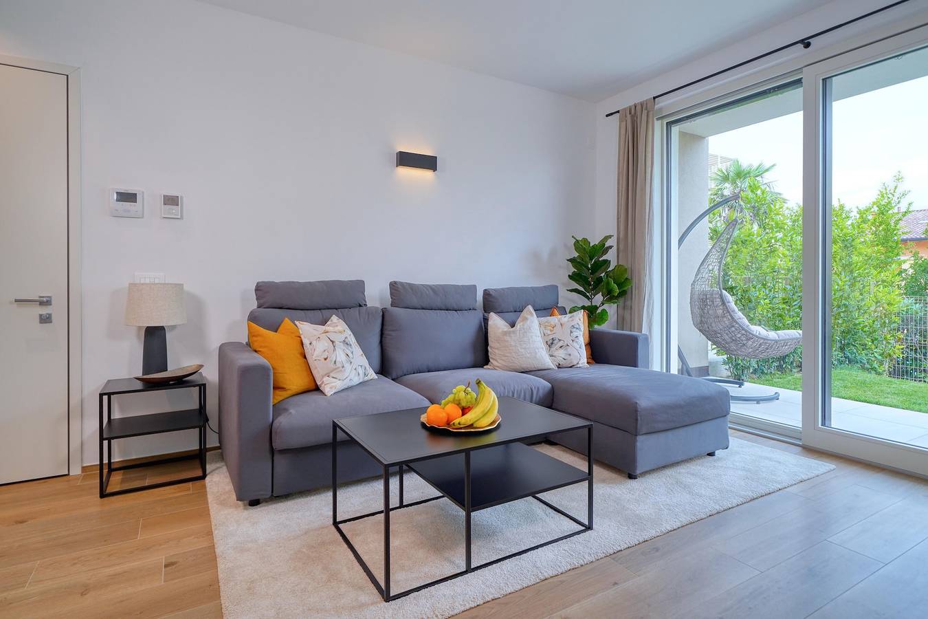 Appartement entier, Appartement 'Carmensita Premium Lazise' avec piscine partagée, Wi-Fi et climatisation in Lazise, Montagnes autour du lac de Garde