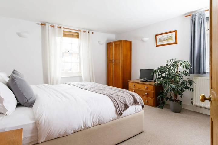Charming 4bd Townhouse right in the city centre! in Chichester, West Sussex