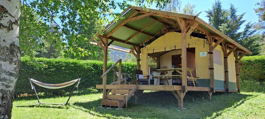 Camping pour 4 personnes, avec Terrasse et Jardin ainsi que Piscine et Vue