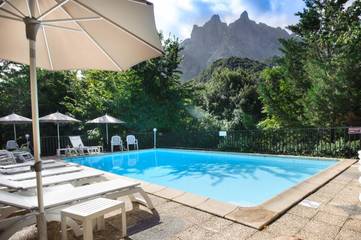 Hôtel pour 3 personnes, avec vue ainsi que jardin et piscine, animaux acceptés dans Port De Porto Ota
